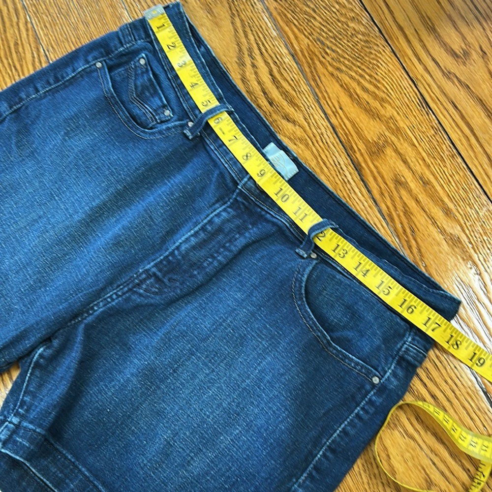 Levi’s 515 Women’s Shorts. Blue denim, with cute details on pockets. Size 12. - Picture 8 of 13
